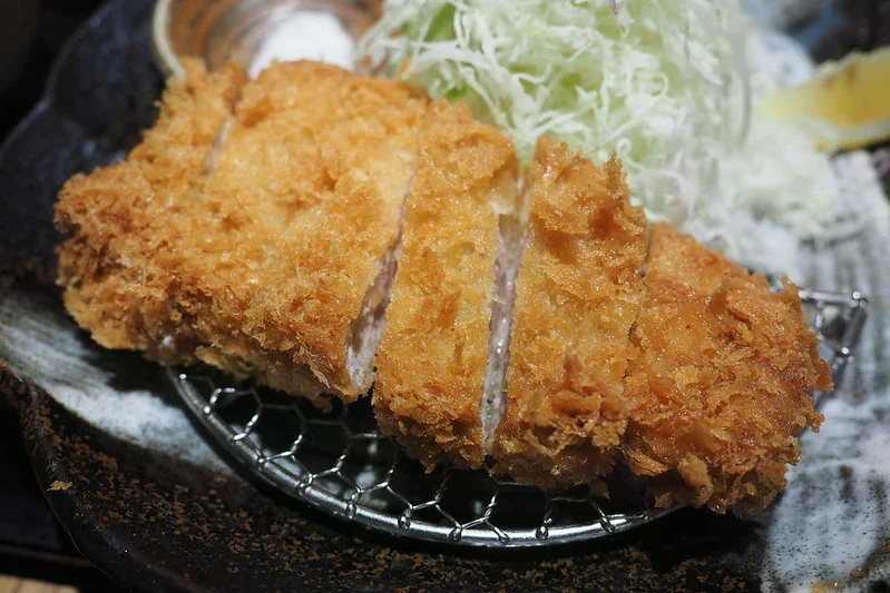 切開的勝烈亭炸豬排與高麗菜絲