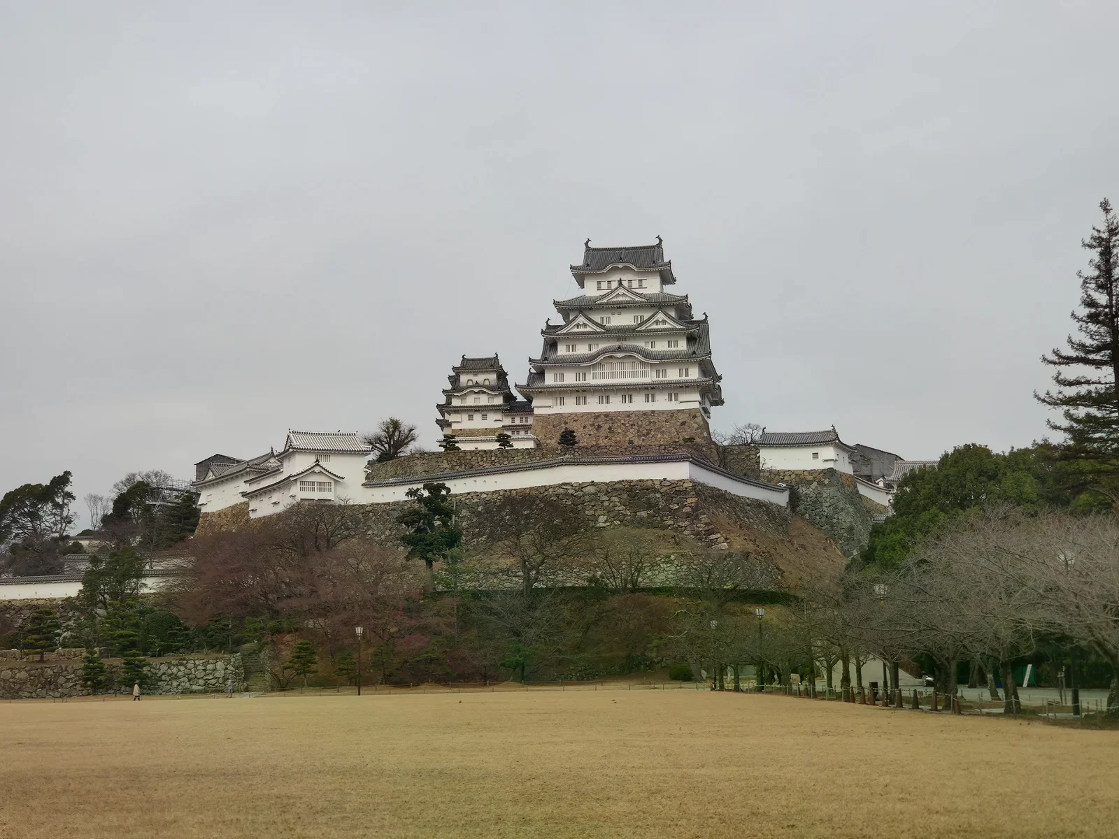 姬路城白色大天守與石垣，前景是一片開闊廣場