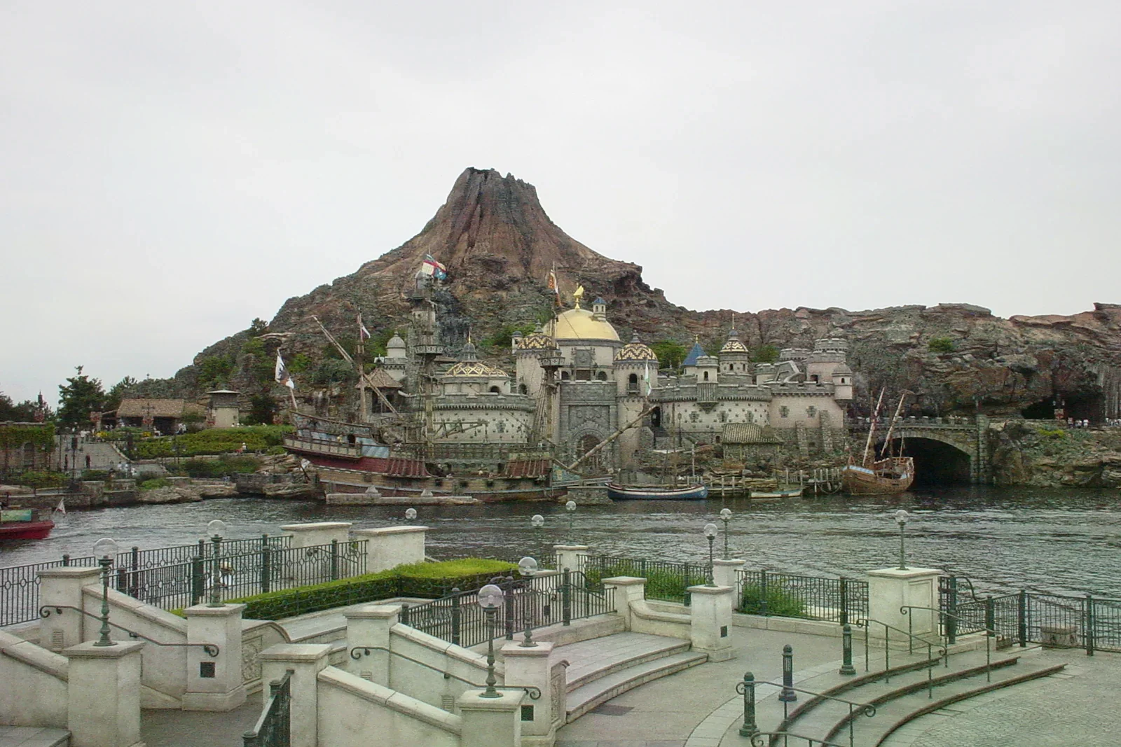 東京迪士尼海洋的地中海港灣，後方是普罗米修斯火山，港邊停著仿古帆船與石造建築