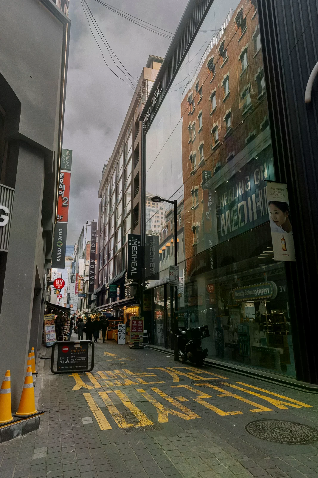 明洞的商店街與行人空間。