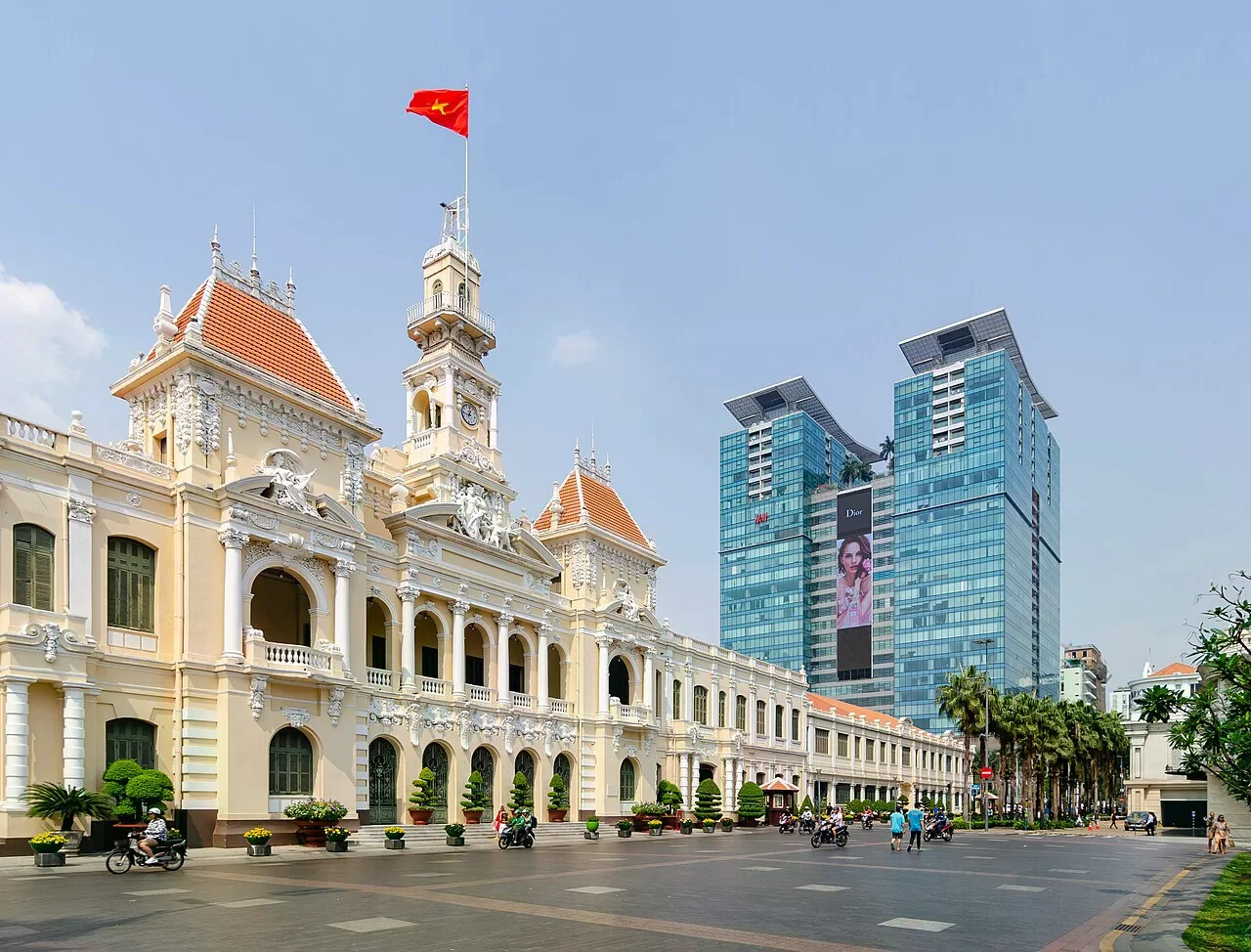 胡志明市市政廳廣場與周邊街景