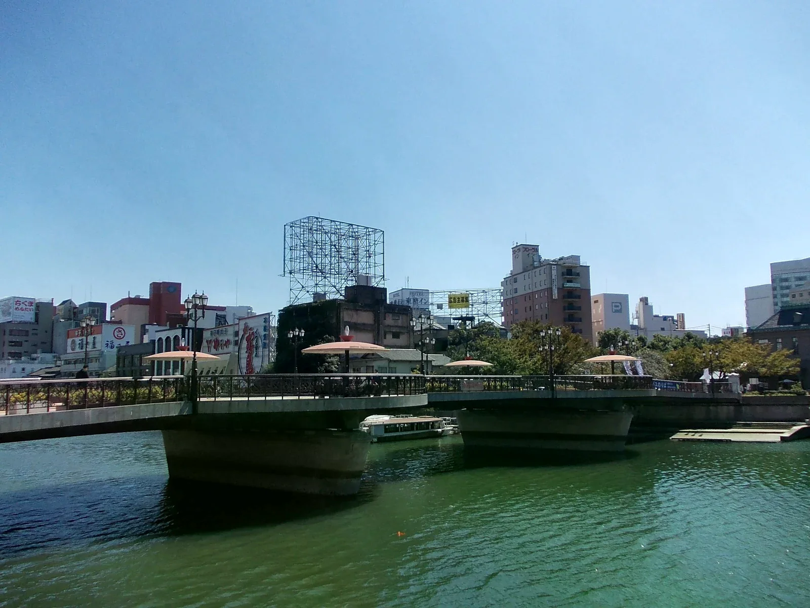福博であい橋、那珂川河面與周邊建築