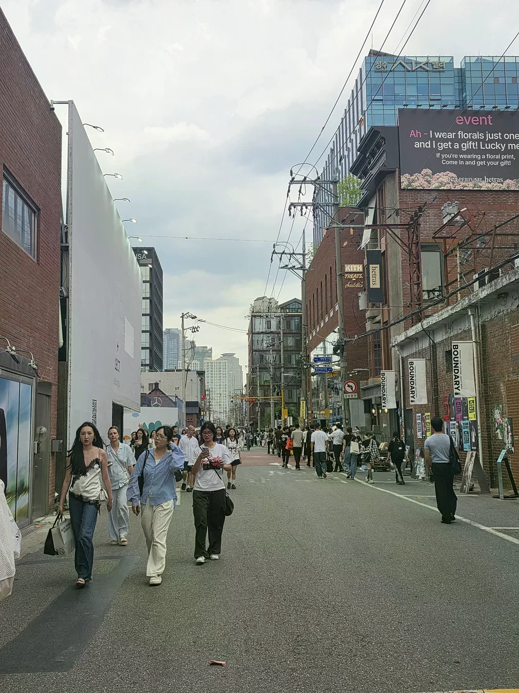 首爾聖水洞街道的紅磚建築、店舖招牌與行人