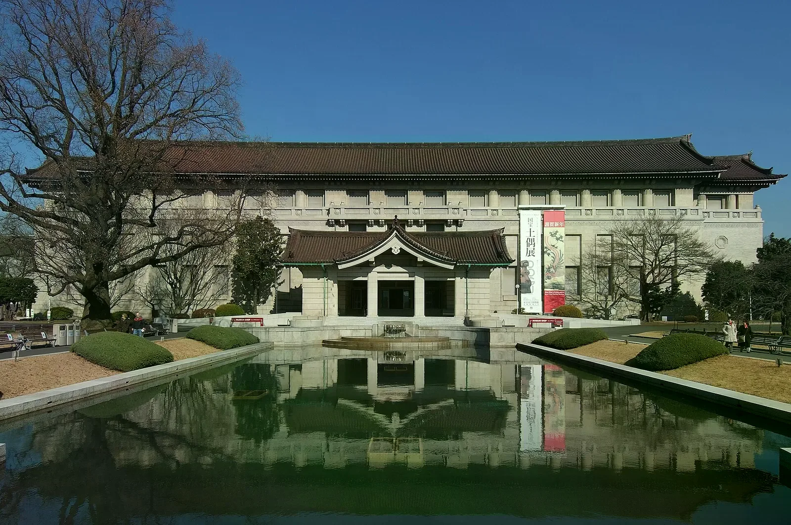 東京國立博物館本館的屋頂與正前方水池倒影