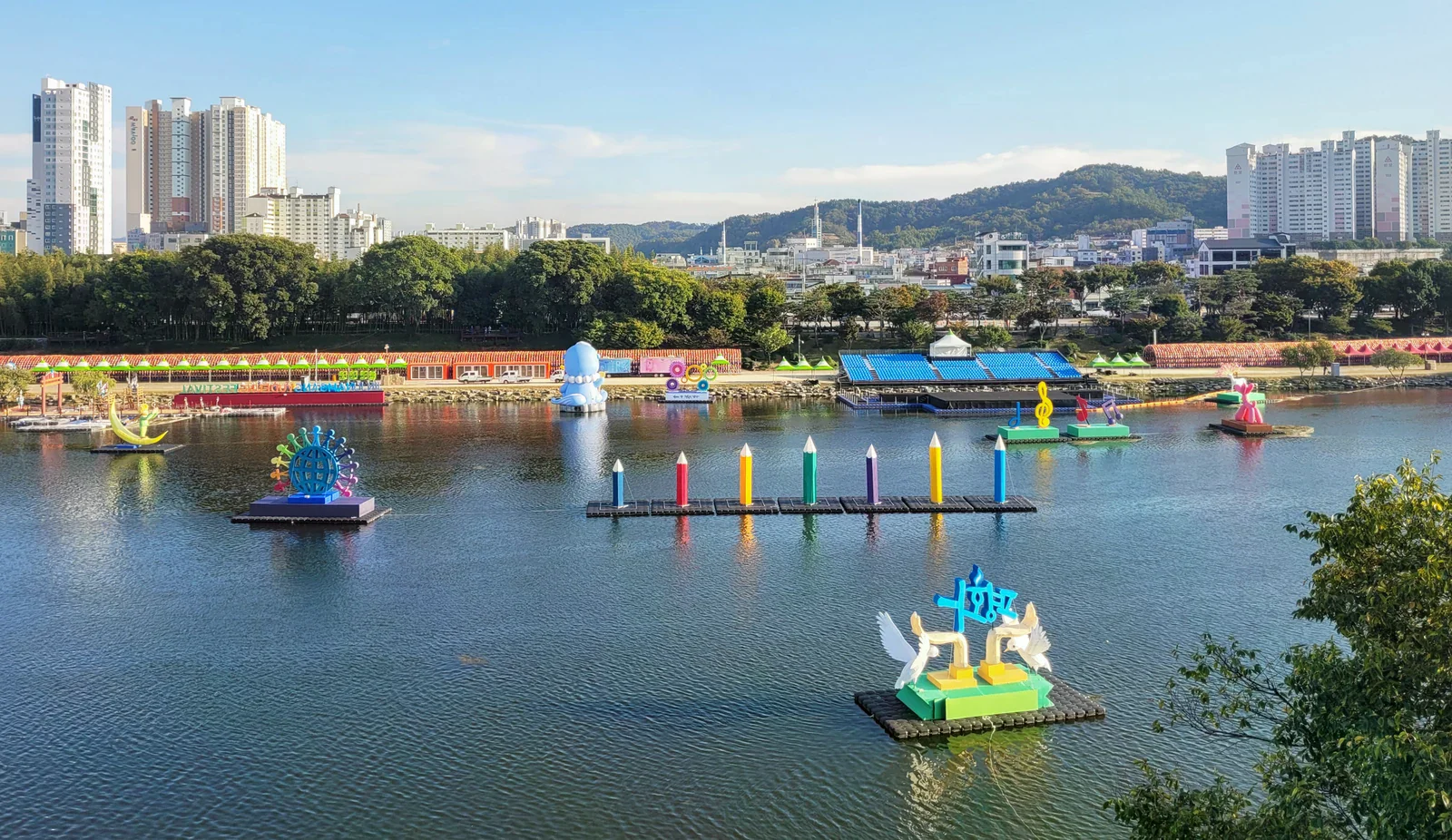 2022 年晉州南江流燈節白天的河岸、漂浮燈飾與城市景觀
