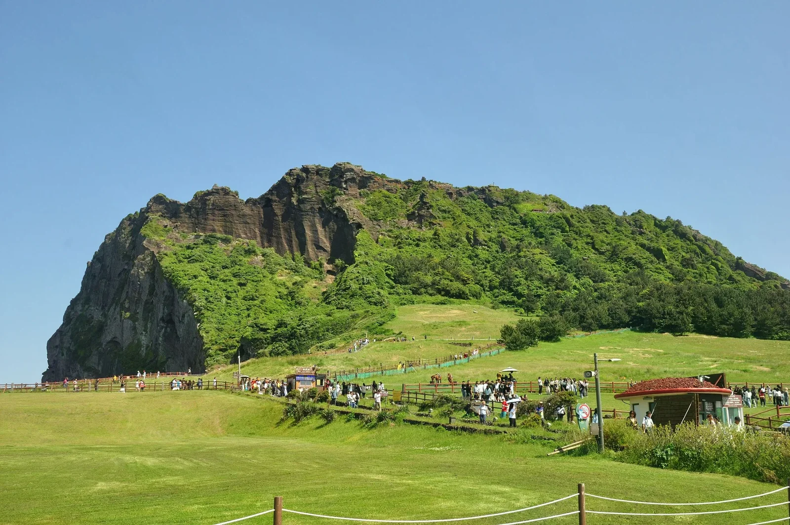城山日出峰山體與山腳遊客