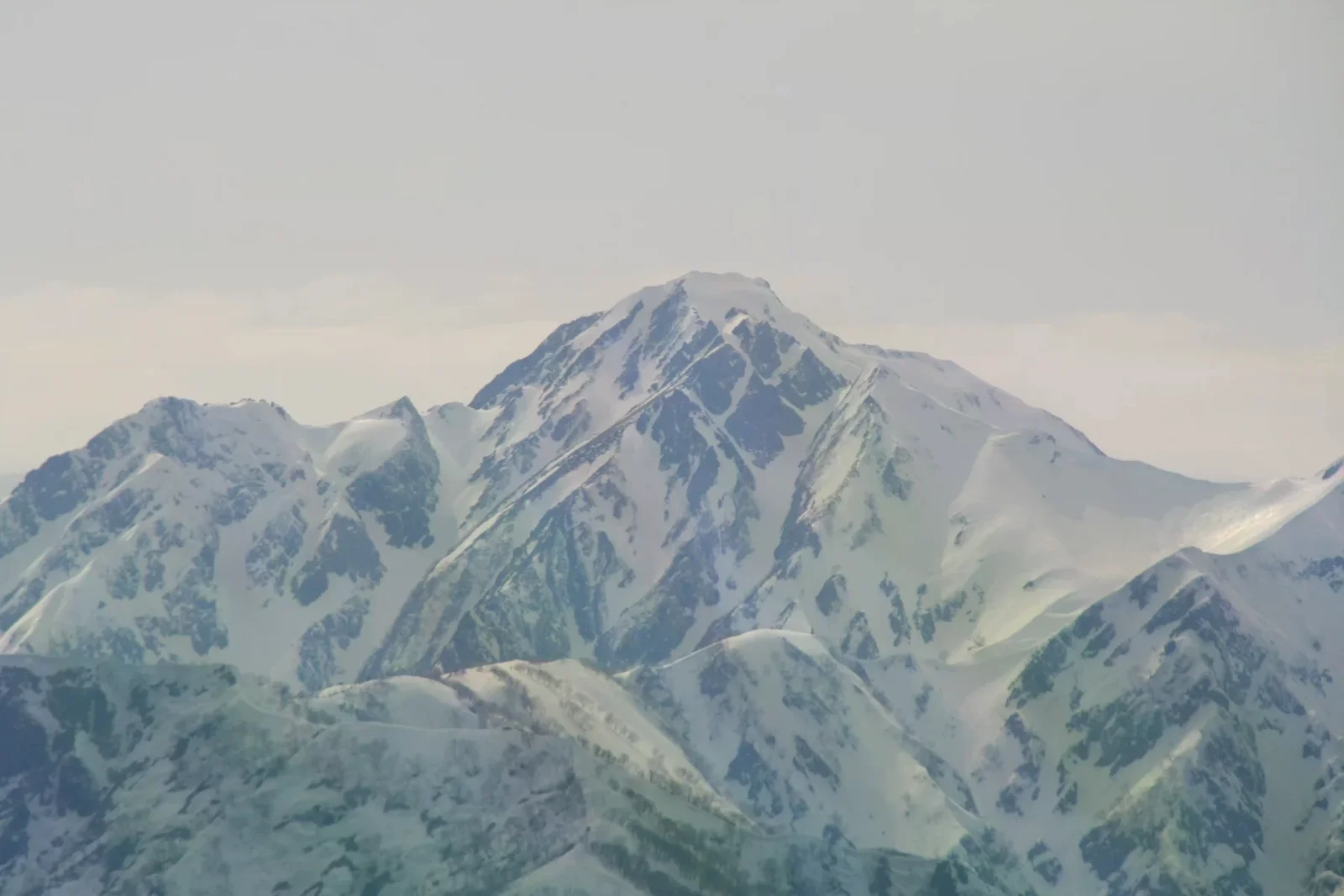白馬五龍岳雪覆稜線與山坡殘雪，2013年4月照片