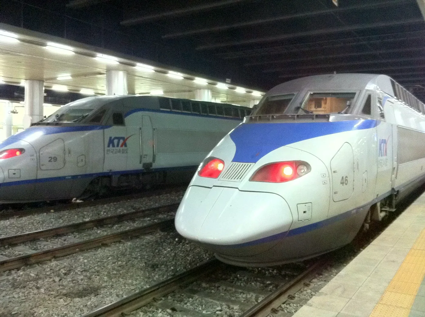首爾站月台上兩列藍白色KTX列車的歷史照片