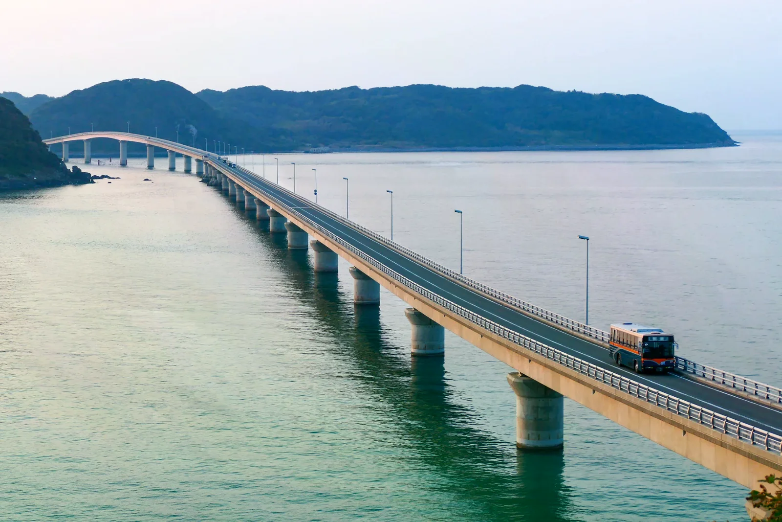 藍色路線巴士行經角島大橋，橋下是海面
