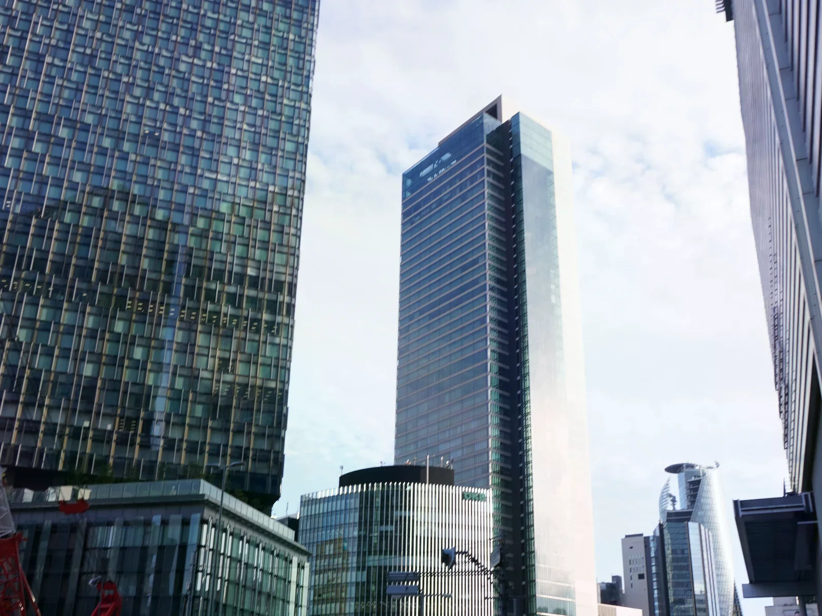 名古屋市區高樓街景，遠處可見螺旋造型高樓